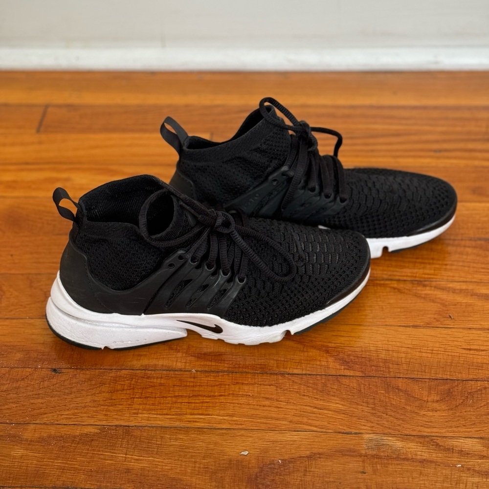 Nike Air Presto Flyknit Ultra Woman size 6 Black and White